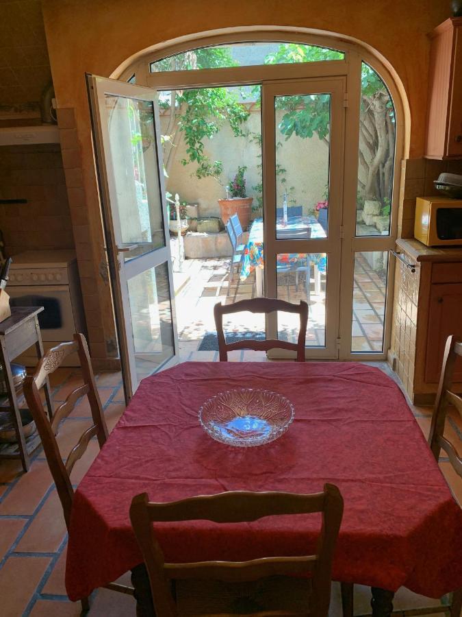 La Maison Sur La Place Aigues-Mortes Exteriör bild